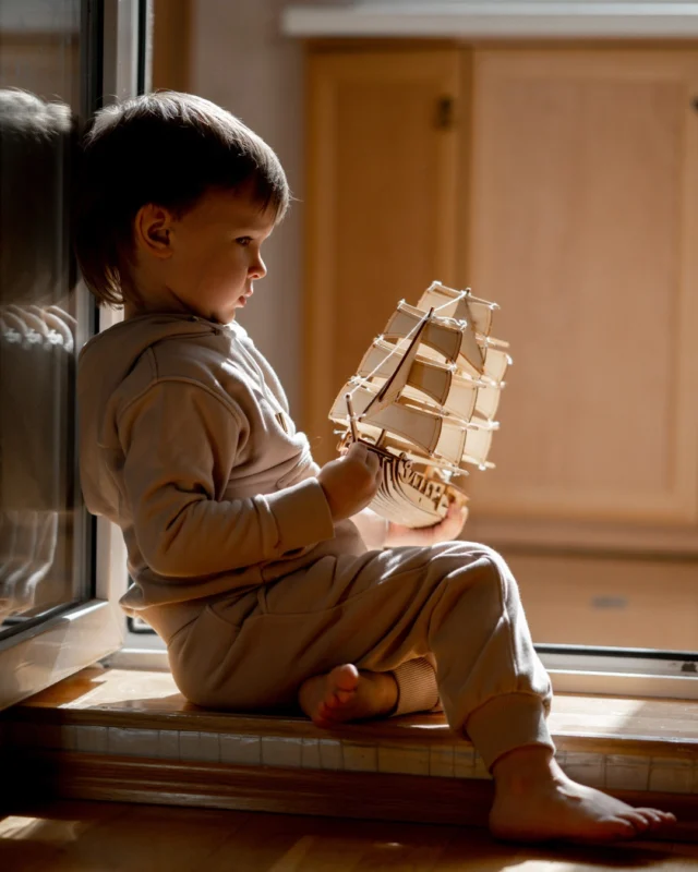 La fantasia è il primo mezzo con cui i bambini esplorano il mondo.

Con una scatola vuota costruiscono una navicella spaziale. Con un veliero di legno, salpano verso isole sconosciute. Con la mente, arrivano ovunque.

La fantasia nei bambini è un linguaggio segreto che parla di desideri, sogni e possibilità.

E quando un adulto si ferma ad ascoltarla, a giocare sul serio, a leggere insieme una storia... allora quella fantasia prende il volo davvero.

📖 Ogni storia letta, ogni oggetto trasformato, è un pezzetto di mondo che prende forma grazie a loro. E tu? Dove andresti oggi con la tua immaginazione?

...

#childrensbooks #personalizedbook #kidsgift #fairytale 

#kidsbookstagram #booksforchildren #childrensbookillustration #kidsbooks #personalizedgifts #parentsofinstagram #primeletture #libriperbambini #libripersonalizzati #libriillustrati