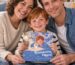 Mamma, papà e bambino con il libro personalizzato Buonanotte, Filippo!